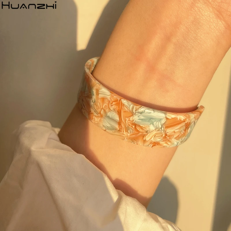 New Vintage Colorful Acrylic Bangle Pattern Scissors Shaped Opening Round Bracelet HUANZHI 2021 for Women Girls Jewelry
New Vintage Colorful Acrylic Bangle Pattern Scissors Shaped Opening Round Bracelet HUANZHI 2021 for Women Girls Jewelry