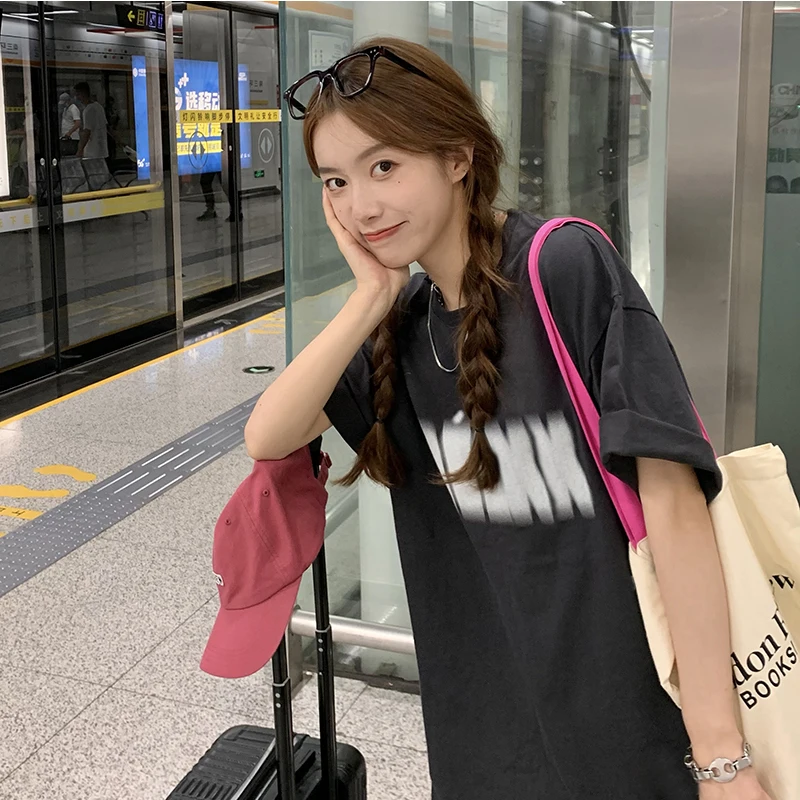 2243 New fashion all-match loose mid-length round neck letter printing short-sleeved T-shirt women
2243 New fashion all-match loose mid-length round neck letter printing short-sleeved T-shirt women