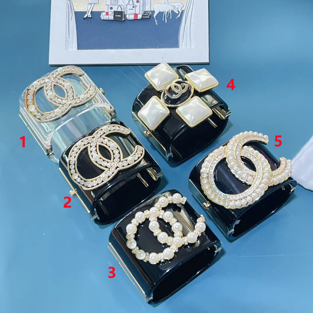 Luxury Designer Brand Vintage CC Stamp Resin Europe Pearl Crystal Bracelets Black Cuff Gothic Bangles for Women Jewelry Gift
Luxury Designer Brand Vintage CC Stamp Resin Europe Pearl Crystal Bracelets Black Cuff Gothic Bangles for Women Jewelry Gift