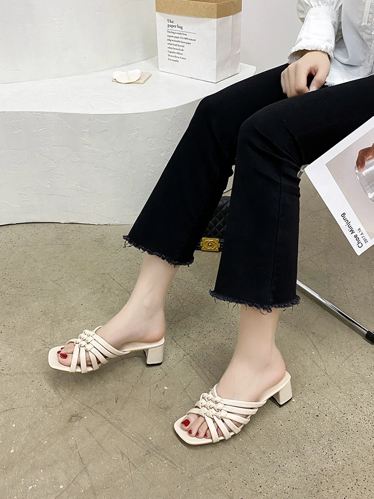 Shoes Woman 2021 Slippers Heels Square heel Pantofle Med Luxury Slides High Block New Summer Soft Designer Rome Scandals Fashion
Shoes Woman 2021 Slippers Heels Square heel Pantofle Med Luxury Slides High Block New Summer Soft Designer Rome Scandals Fashion