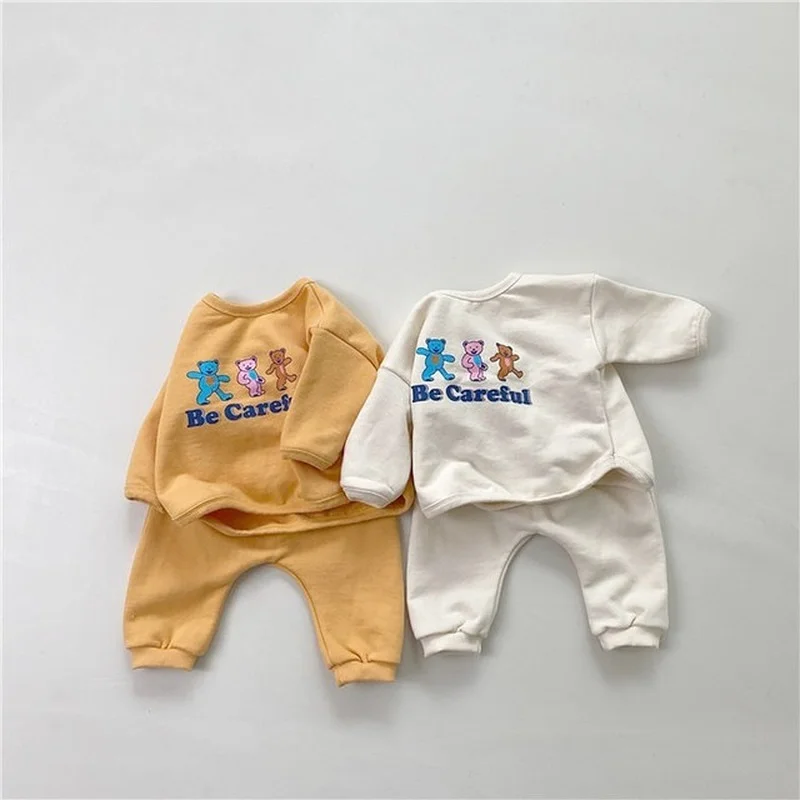 Autumn Winter Children's Clothing Cartoons Bear Baby Boy Girl Soft Jacket Top Long Pant Sets Thick Warm Flannel Fleece Kids Suit
Autumn Winter Children's Clothing Cartoons Bear Baby Boy Girl Soft Jacket Top Long Pant Sets Thick Warm Flannel Fleece Kids Suit
