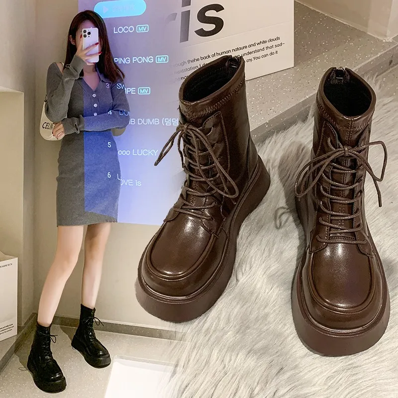 Thick Martin Boots Women's Winter 2021 New Fashion British Style Thick Heel Booties Show Long Legs Retro Motorcycle Boots.
Thick Martin Boots Women's Winter 2021 New Fashion British Style Thick Heel Booties Show Long Legs Retro Motorcycle Boots.