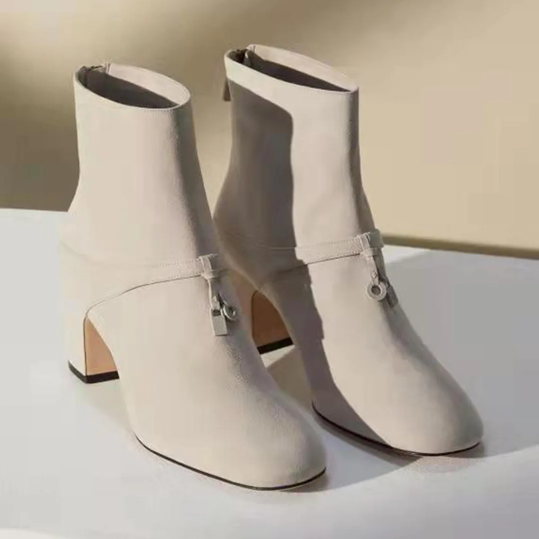 Vallu 2021 hot new product, high-quality leather, bright buckle, casual all-match, large size Lok Fu women's boots
Vallu 2021 hot new product, high-quality leather, bright buckle, casual all-match, large size Lok Fu women's boots