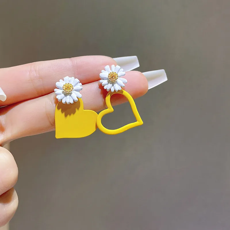 Fashion Daisy heart earrings 2021 new tide Korean temperament net red asymmetrical earrings female retro earrings
Fashion Daisy heart earrings 2021 new tide Korean temperament net red asymmetrical earrings female retro earrings