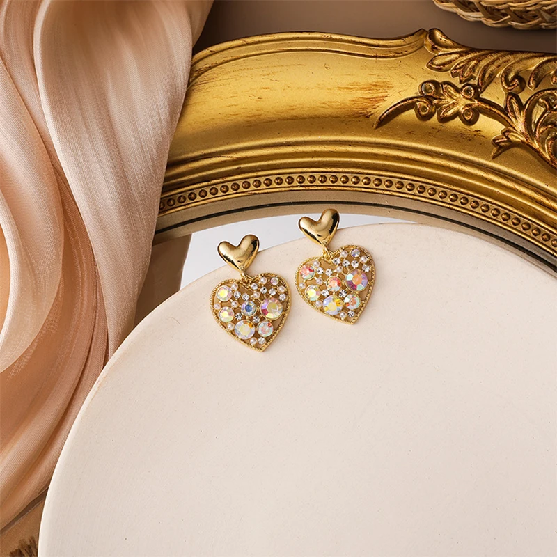 YAOLOGE 2021 Female New Gold Color Heart Rhinestone Stud Earrings Cute Simple Alloy Earrings Brincos Gift Fashion Party Jewelry
YAOLOGE 2021 Female New Gold Color Heart Rhinestone Stud Earrings Cute Simple Alloy Earrings Brincos Gift Fashion Party Jewelry