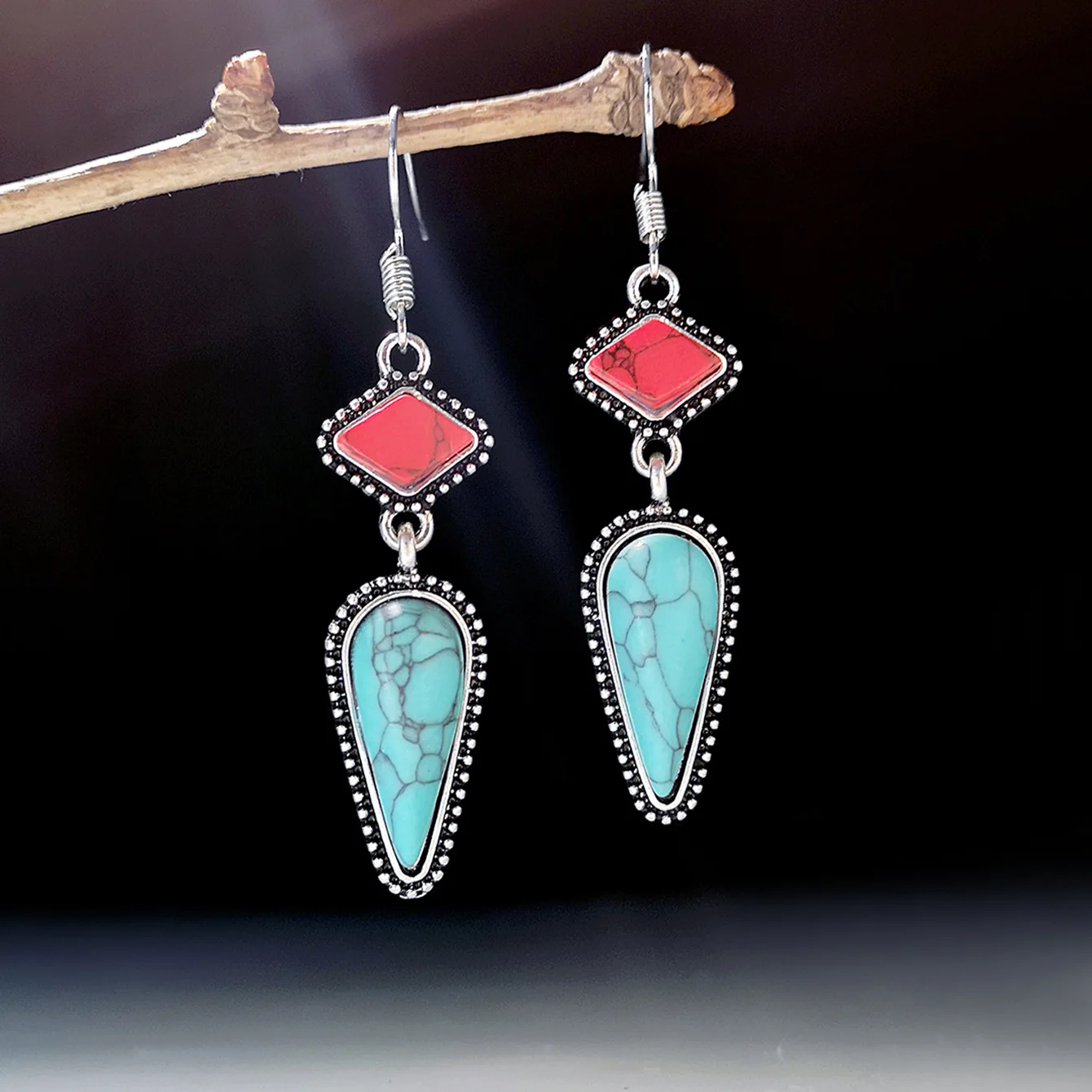 Creative retro inlaid red and turquoise earrings New American Harajuku ethnic bride earrings
Creative retro inlaid red and turquoise earrings New American Harajuku ethnic bride earrings
