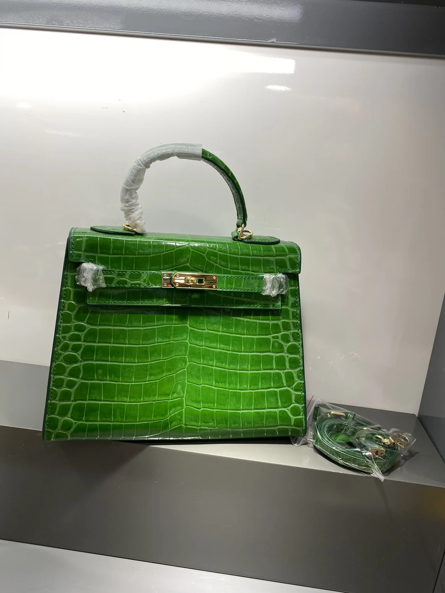 free shipping 2020 the new style nice alligator genuine cow leather women handbag one shoulder bag crossbody bag 8 color 2 size 
free shipping 2020 the new style nice alligator genuine cow leather women handbag one shoulder bag crossbody bag 8 color 2 size
