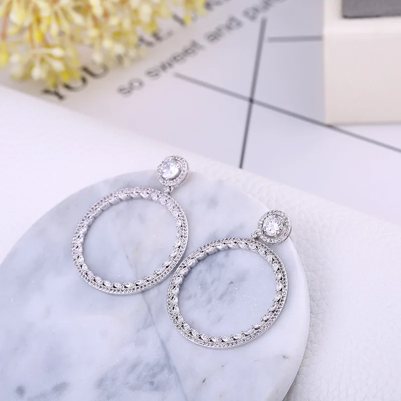 Korean version of large circle earrings micro-inlaid zircon round circle earrings exaggerated earrings sparkling banquet earring
Korean version of large circle earrings micro-inlaid zircon round circle earrings exaggerated earrings sparkling banquet earring