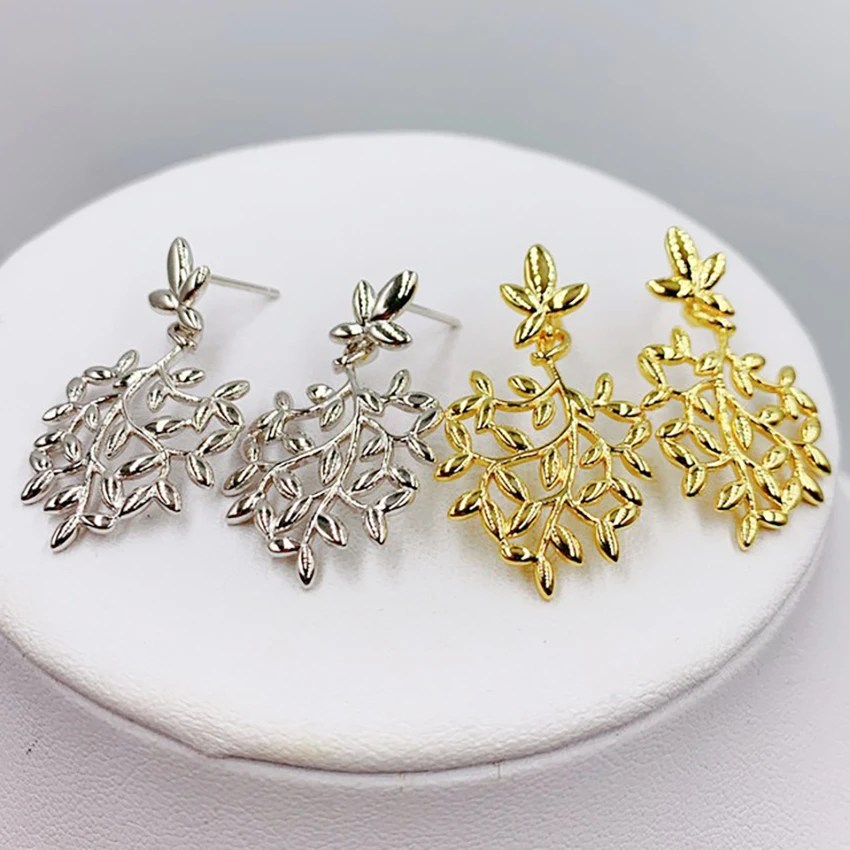Women's 925 Sterling Silver Leaf Earrings Classic And Elegant Design 1:1 Luxury Brand Noble Jewelry Jewelry Friendship Gift
Women's 925 Sterling Silver Leaf Earrings Classic And Elegant Design 1:1 Luxury Brand Noble Jewelry Jewelry Friendship Gift
