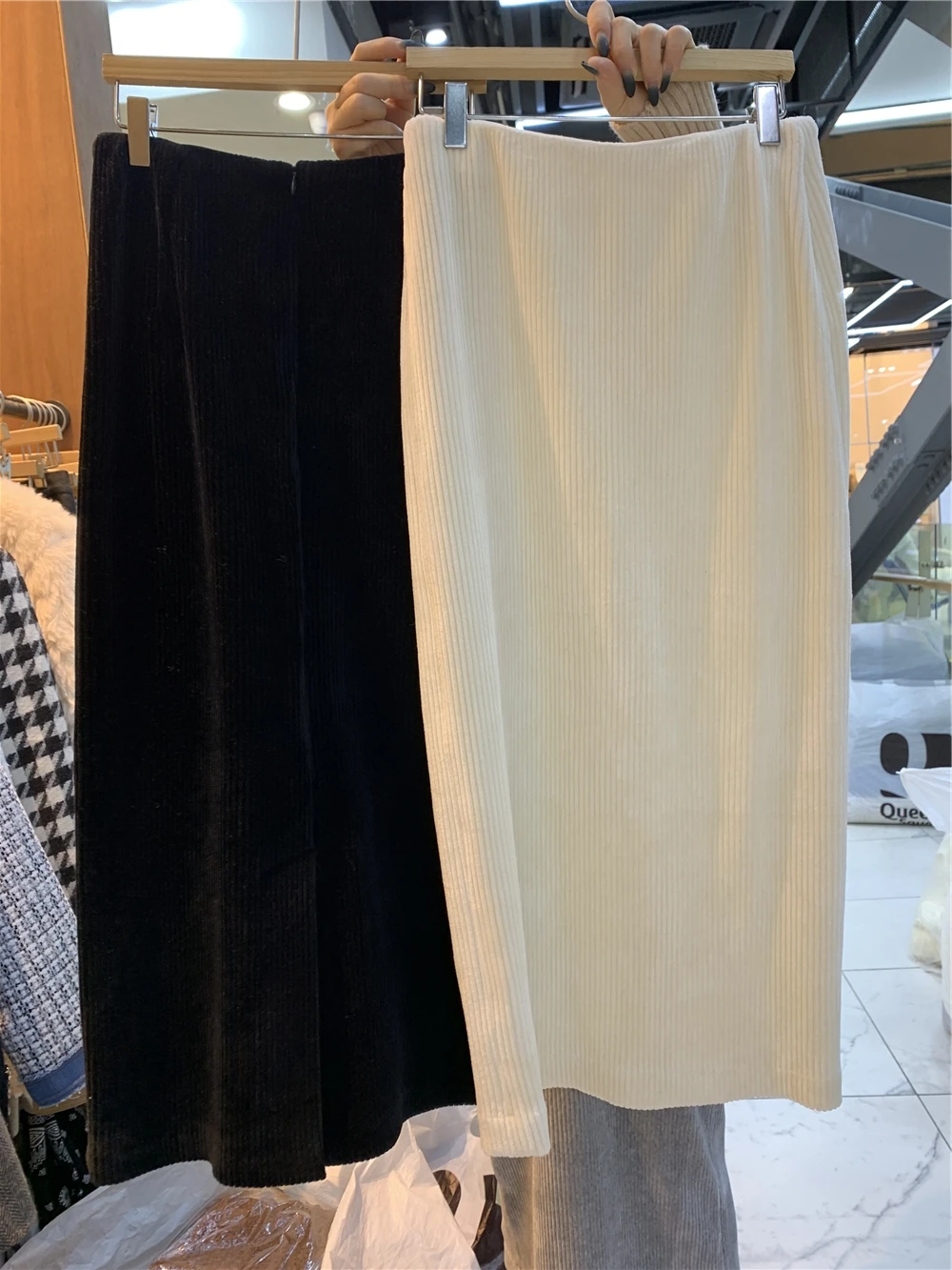 South Korea Dongdaemun 2021 winter new loose casual hip wrap one-step skirt pure color simple high waist skirt
South Korea Dongdaemun 2021 winter new loose casual hip wrap one-step skirt pure color simple high waist skirt