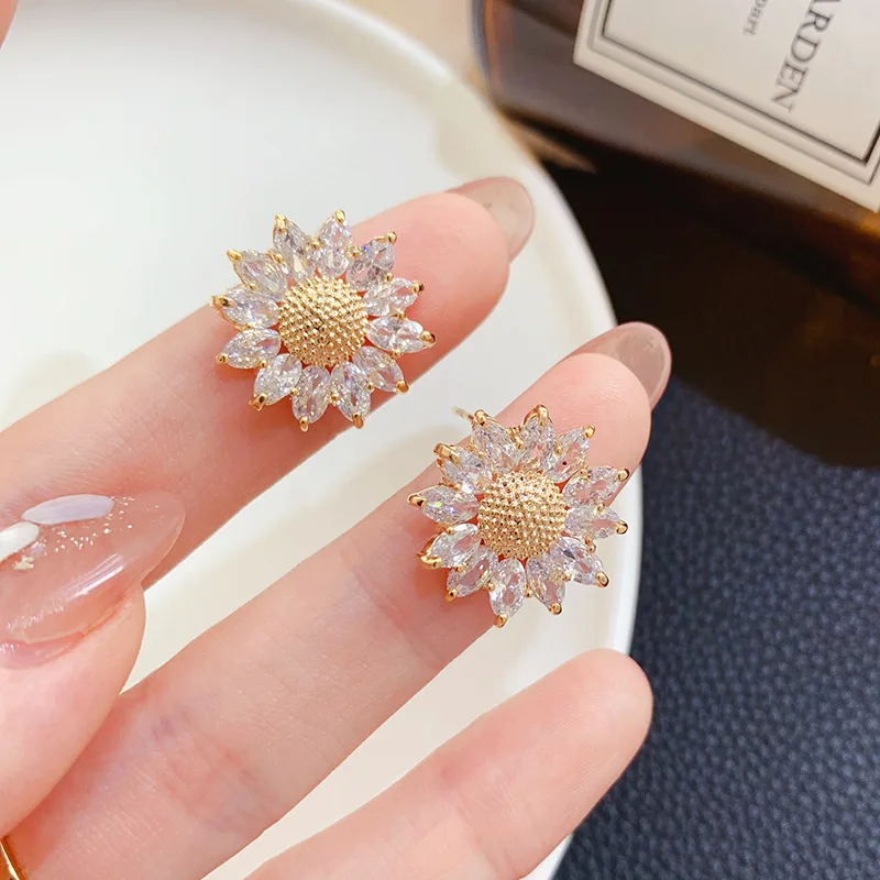 2020 New Fashion Women's Earrings Sweet Delicate Sunflower Shape Zircon Earrings For Women Party Girl Jewelry Gifts Wholesale
2020 New Fashion Women's Earrings Sweet Delicate Sunflower Shape Zircon Earrings For Women Party Girl Jewelry Gifts Wholesale