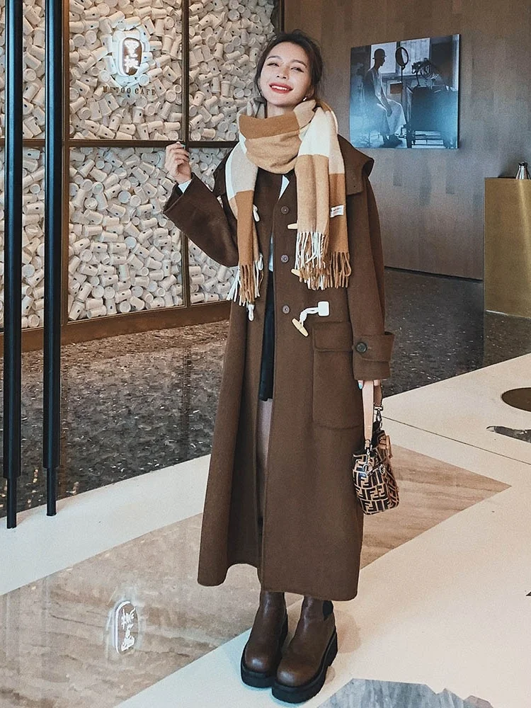 Hepburn style ox horn button hooded tweed coat women's middle long knee thickened autumn and winter Korean woolen coat
Hepburn style ox horn button hooded tweed coat women's middle long knee thickened autumn and winter Korean woolen coat