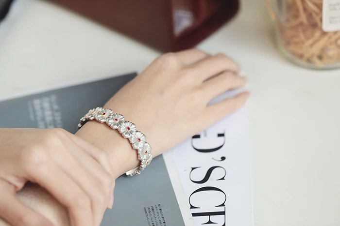 CMajor S925 Sterling Silver Jewelry Two Tone Daisy Flower Red Cubic Zircon Cuff Bangle For Women
CMajor S925 Sterling Silver Jewelry Two Tone Daisy Flower Red Cubic Zircon Cuff Bangle For Women