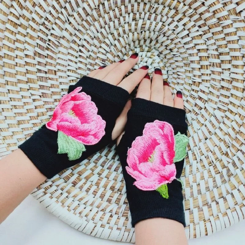 Fashion Women's Autumn Handmade Embroidery Gloves Embroidered Flowers Mid Long Half Finger Warm Cotton Winter Gloves 
Fashion Women's Autumn Handmade Embroidery Gloves Embroidered Flowers Mid Long Half Finger Warm Cotton Winter Gloves