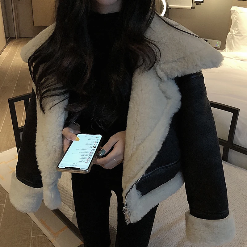 Winter Thick PU Leather Patchwork Coats Women Moto&biker Plush Warm Short Faux Lamb Fur Coat Woman Loose Black Tops
Winter Thick PU Leather Patchwork Coats Women Moto&biker Plush Warm Short Faux Lamb Fur Coat Woman Loose Black Tops