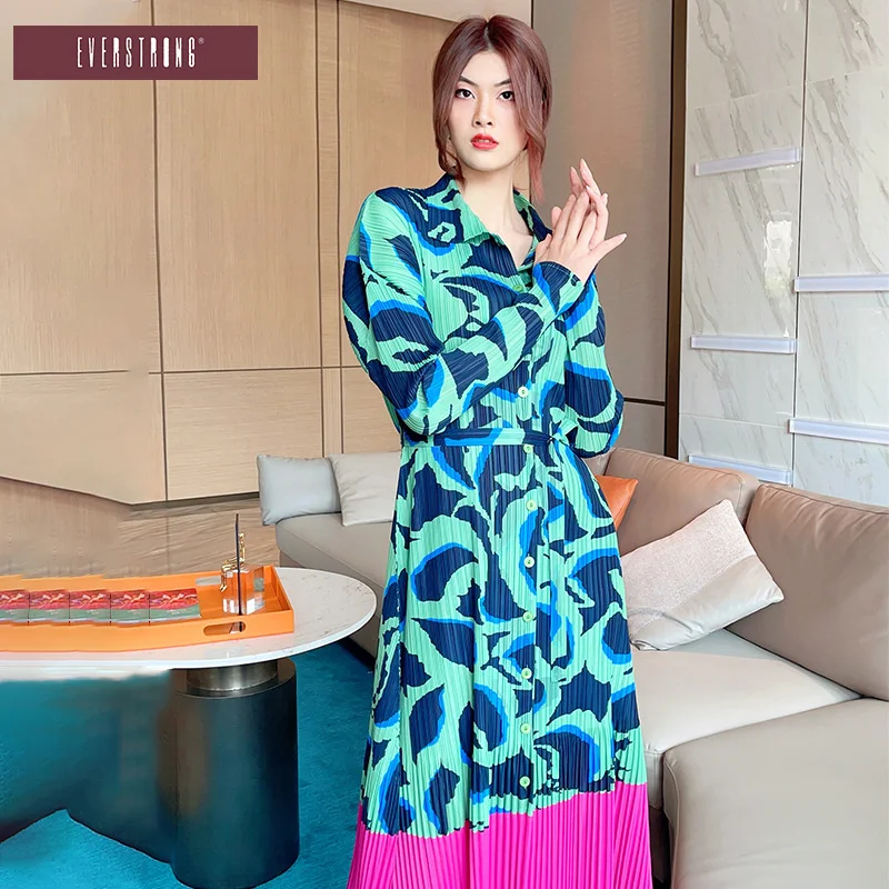 Женское платье средней длины, со шнуровкой и принтом 
Женское платье средней длины, со шнуровкой и принтом