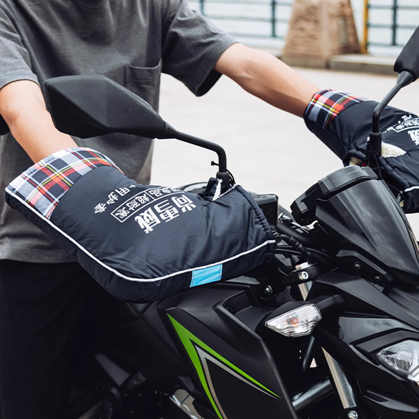 Fleece Lined Thickened Scooter Handlebar Muff Winter Hemming Grip Mitts Waterproof Motorcycle Handle Bar Gloves Thermal Cover
Fleece Lined Thickened Scooter Handlebar Muff Winter Hemming Grip Mitts Waterproof Motorcycle Handle Bar Gloves Thermal Cover