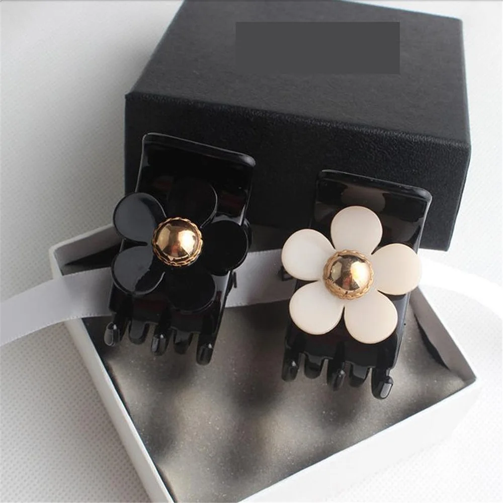 New Korea Style Exquisite Flower Pearl Small Hair Claws Black White Color Joker Hair Clips Clover Crabs Daily Hair Accessories
New Korea Style Exquisite Flower Pearl Small Hair Claws Black White Color Joker Hair Clips Clover Crabs Daily Hair Accessories