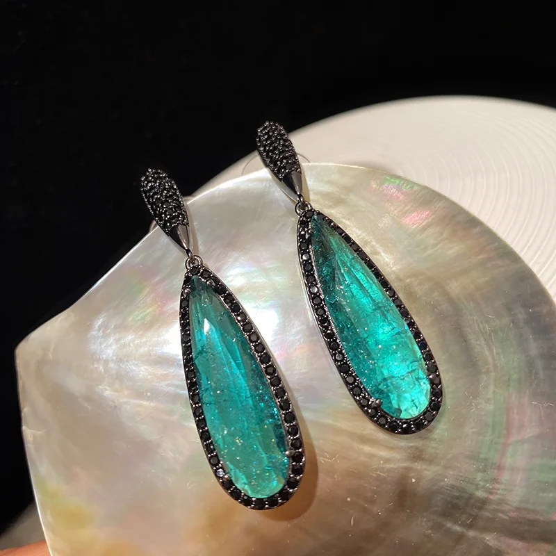 Женские серьги-подвески из серебра 2021 пробы с зелеными бриллиантами 
Женские серьги-подвески из серебра 2021 пробы с зелеными бриллиантами