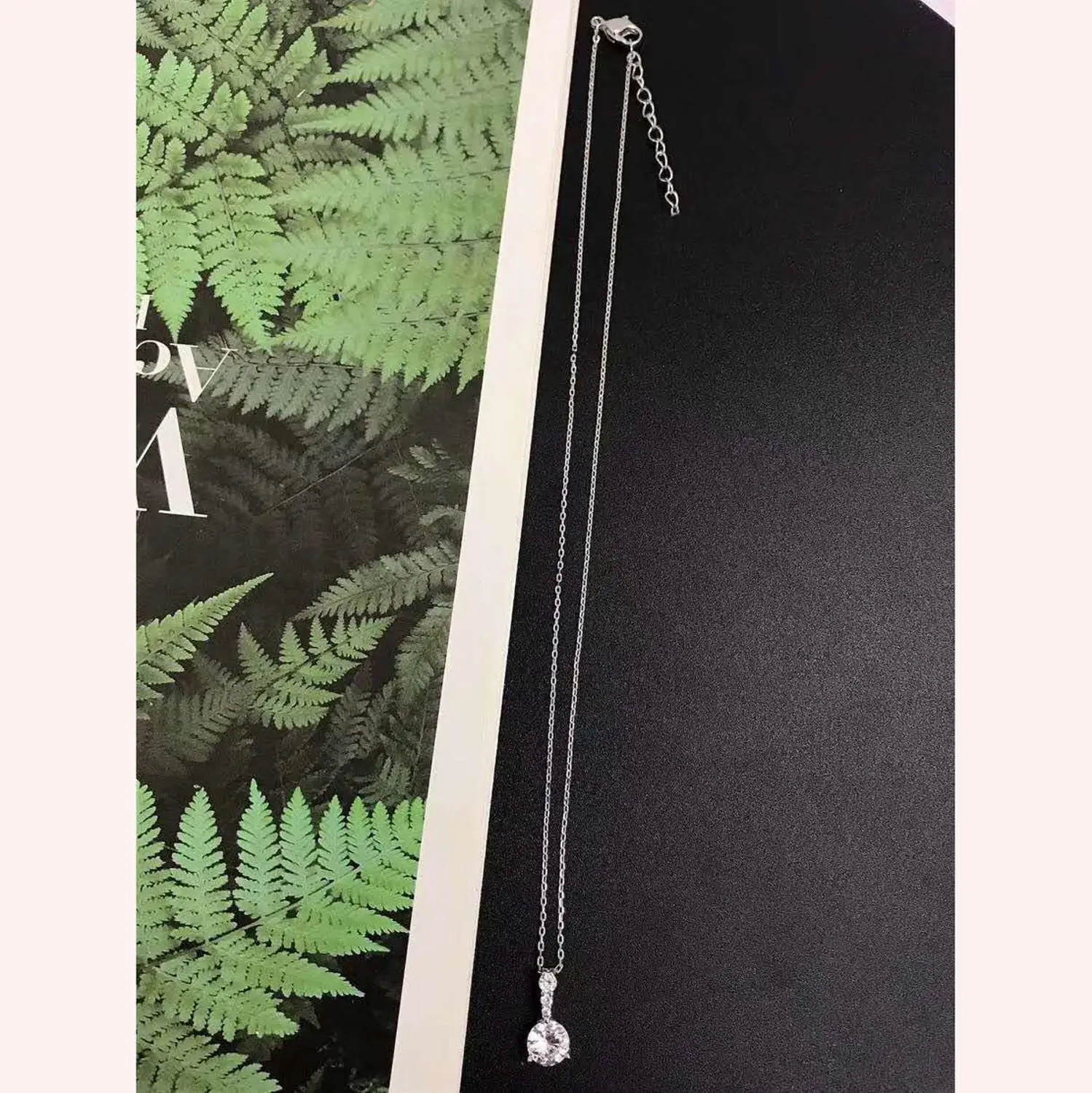 QSJIE High quality SWA new style. Tapered simple single crystal clavicle chain women's Necklace Charming fashion jewelry
QSJIE High quality SWA new style. Tapered simple single crystal clavicle chain women's Necklace Charming fashion jewelry
