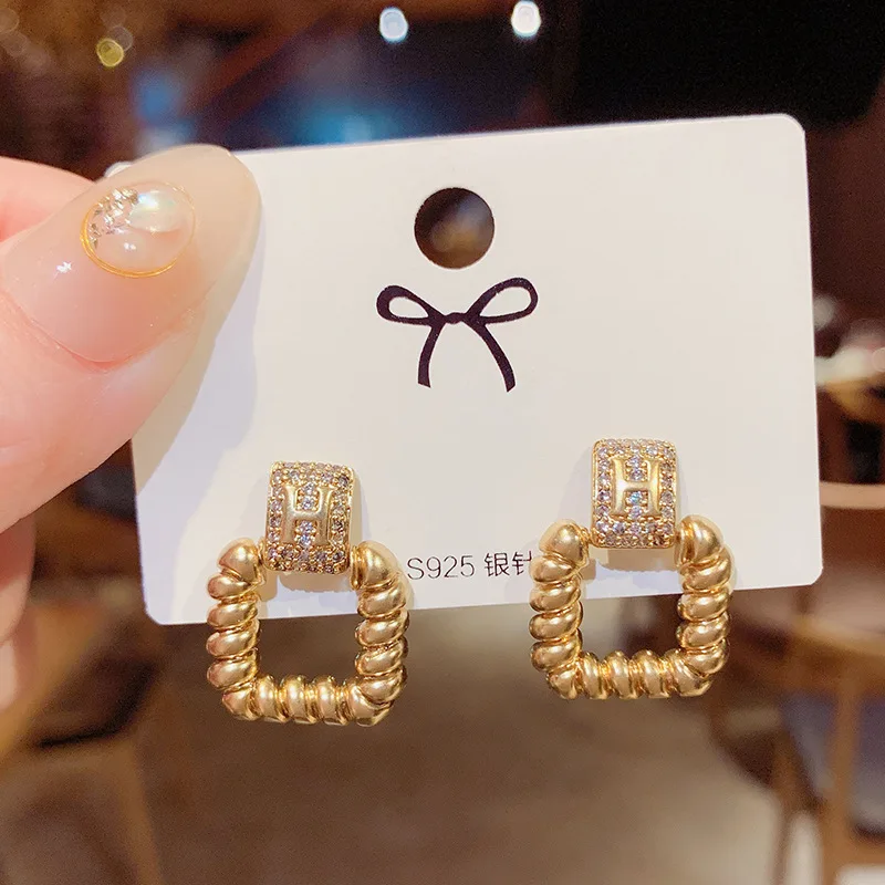 New Fashion Weet Letter Round Earrings For Women Trendy Female Long Geometric Tassel Wedding Party Gift Jewelry
New Fashion Weet Letter Round Earrings For Women Trendy Female Long Geometric Tassel Wedding Party Gift Jewelry