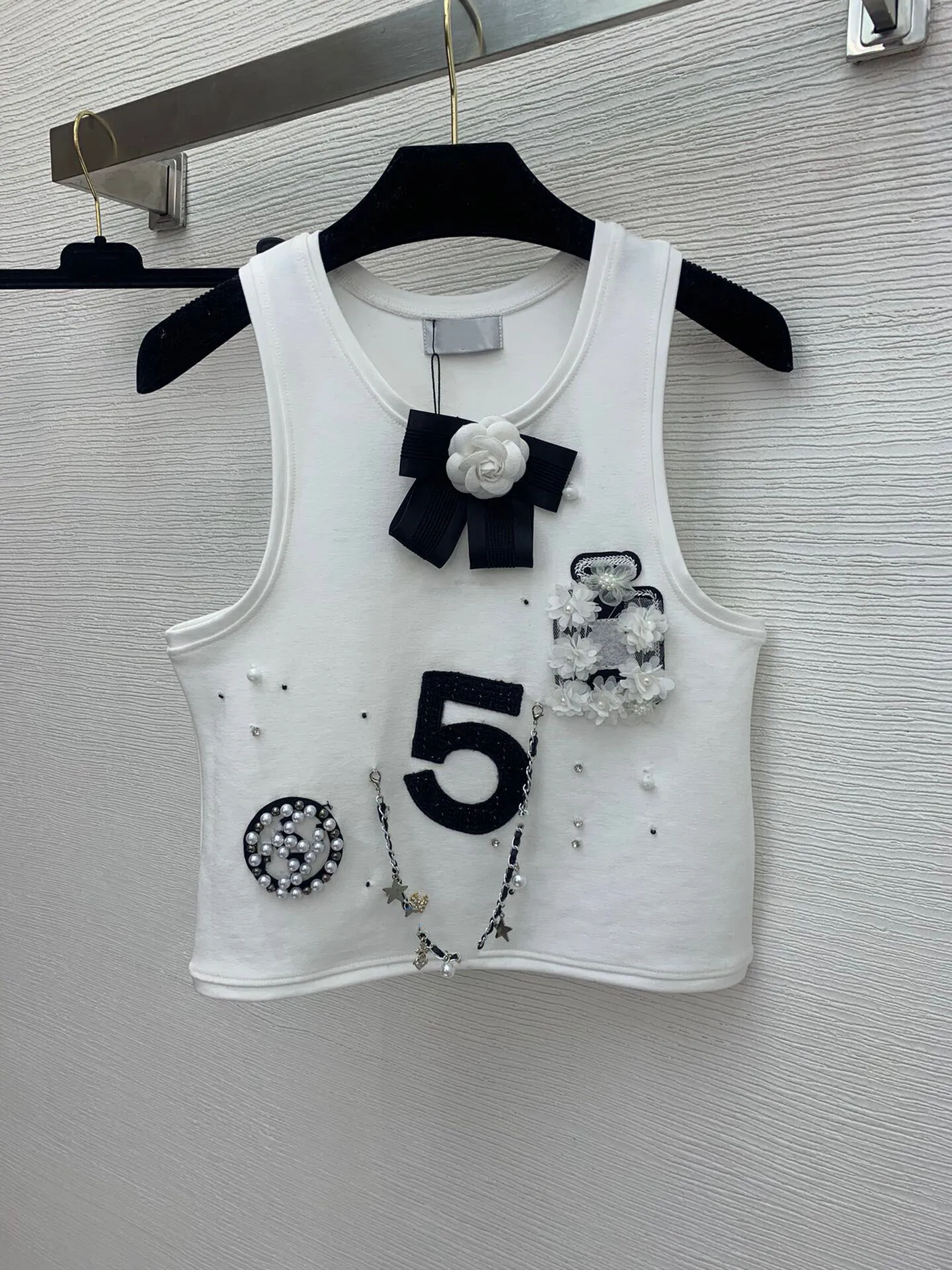 High Quality Autumn and Winter New Style Three-dimensional Camellia Number 5 Word Chain Beading Sleeveless Vest Bottoming Top
High Quality Autumn and Winter New Style Three-dimensional Camellia Number 5 Word Chain Beading Sleeveless Vest Bottoming Top