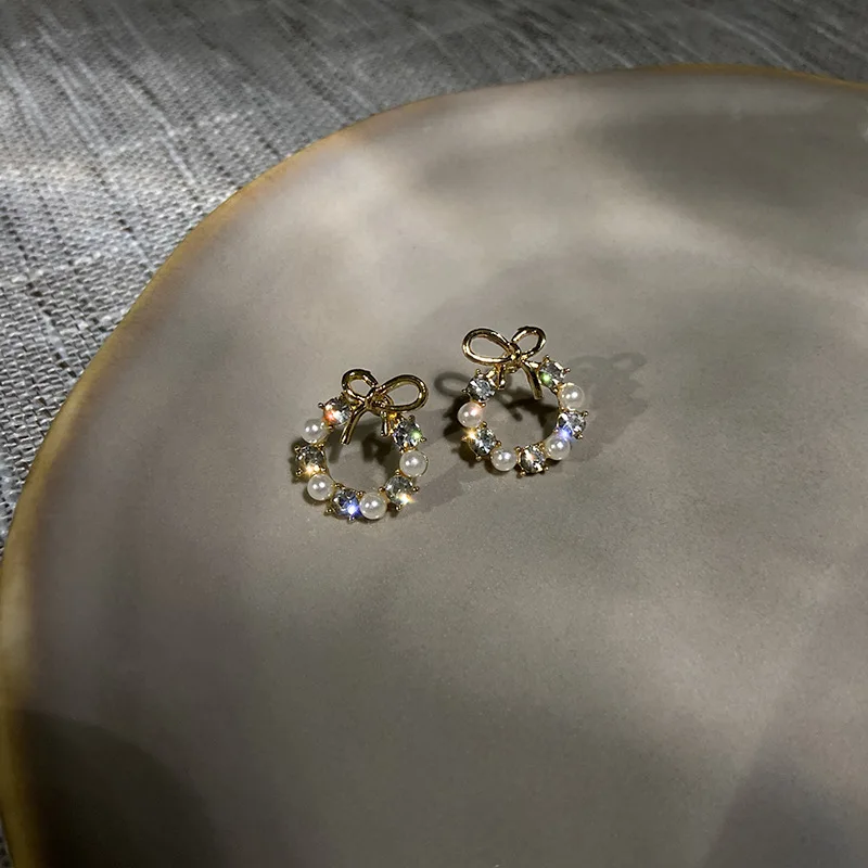 Silver Needle Fashion Personality Women's Earrings Pearl Diamond Bow Shape Stud Earrings Design Sense Earrings Wholesale
Silver Needle Fashion Personality Women's Earrings Pearl Diamond Bow Shape Stud Earrings Design Sense Earrings Wholesale