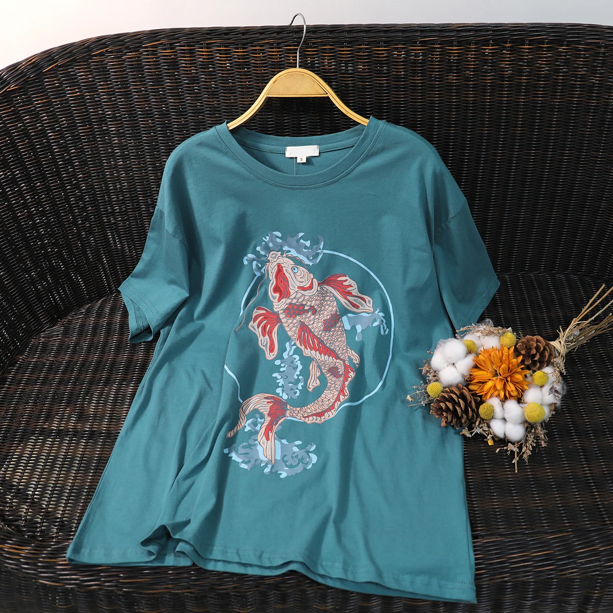Oversized Koi Fish Graphic Tee Women Cotton Short Sleeve O Neck Shirts Top 2021 New Fashion Women T-shirt Casual T-shirts
Oversized Koi Fish Graphic Tee Women Cotton Short Sleeve O Neck Shirts Top 2021 New Fashion Women T-shirt Casual T-shirts
