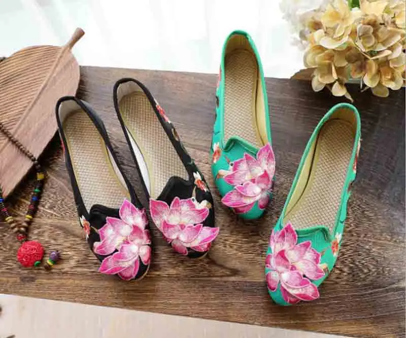Hanfu Shoes Women Summer&Autumn Shoes Chinese Vintage 3D Lotus Embroidered Green Black Flat Shoes For Women Plus Size 41#
Hanfu Shoes Women Summer&Autumn Shoes Chinese Vintage 3D Lotus Embroidered Green Black Flat Shoes For Women Plus Size 41#