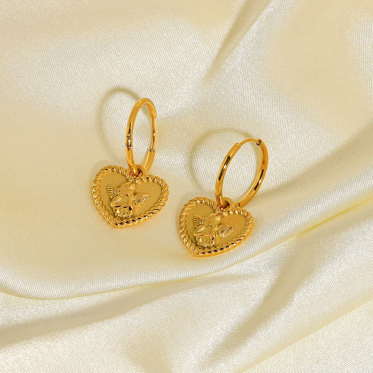 Серьги-кольца женские из нержавеющей стали под золото 18 К 
Серьги-кольца женские из нержавеющей стали под золото 18 К