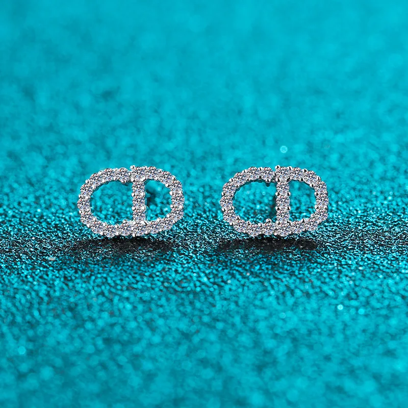 PT950 Luxury Brand Letter Earring Drill Ear Stud Inlay S925 Silver Diamond Glittery CD Moissanite
PT950 Luxury Brand Letter Earring Drill Ear Stud Inlay S925 Silver Diamond Glittery CD Moissanite