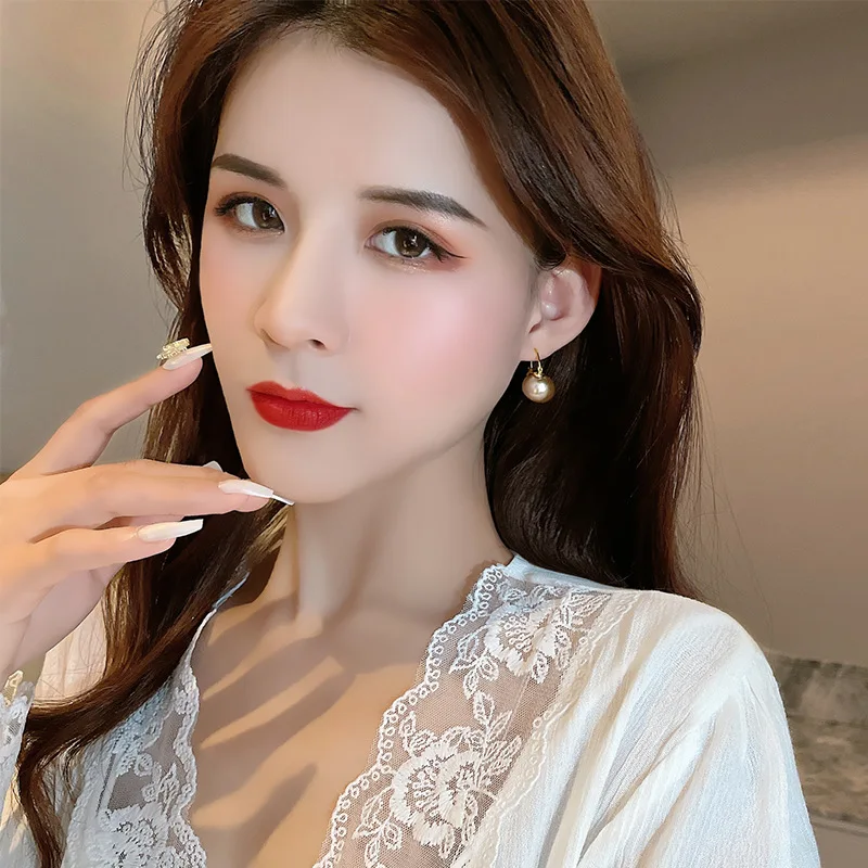 2021 New Elegant Lady Style Pearl Pendant Earrings Fashion Simple Korean Women's Jewelry Luxury Christmas Party Unusual Earrings
2021 New Elegant Lady Style Pearl Pendant Earrings Fashion Simple Korean Women's Jewelry Luxury Christmas Party Unusual Earrings