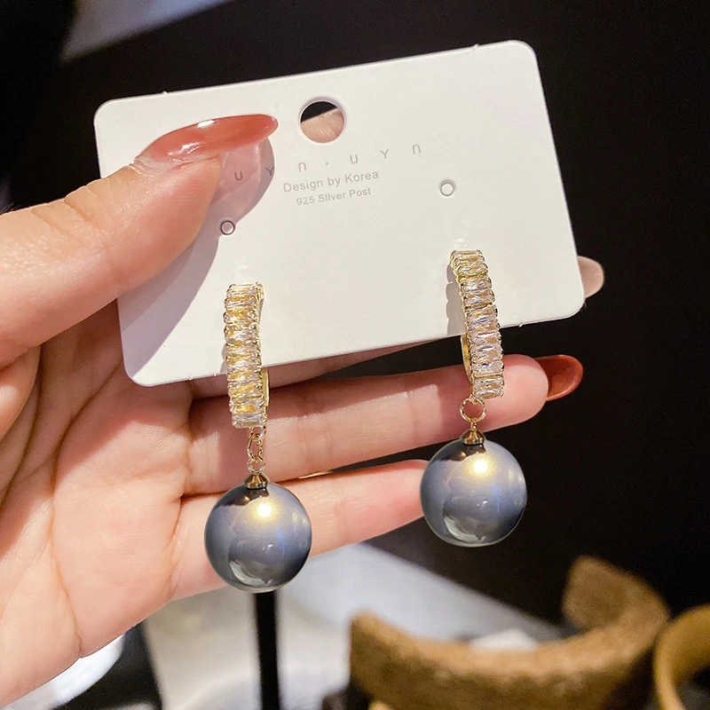 2021 New Fashion Korean Oversized Grey Pearl Drop Earrings for Women Bohemian Golden Round Zircon Wedding Earrings Jewelry Gift
2021 New Fashion Korean Oversized Grey Pearl Drop Earrings for Women Bohemian Golden Round Zircon Wedding Earrings Jewelry Gift