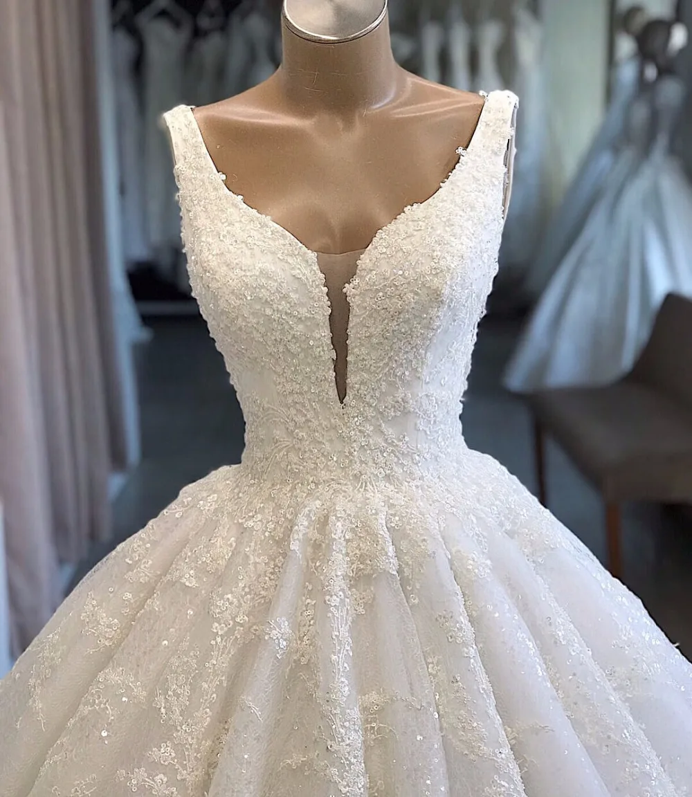 Custom Made Wedding Dresses Ball Gown V-neck Fluffy Lace Big Train Elegant Luxury Wedding Gowns Vestido De Noiva KW02
Custom Made Wedding Dresses Ball Gown V-neck Fluffy Lace Big Train Elegant Luxury Wedding Gowns Vestido De Noiva KW02