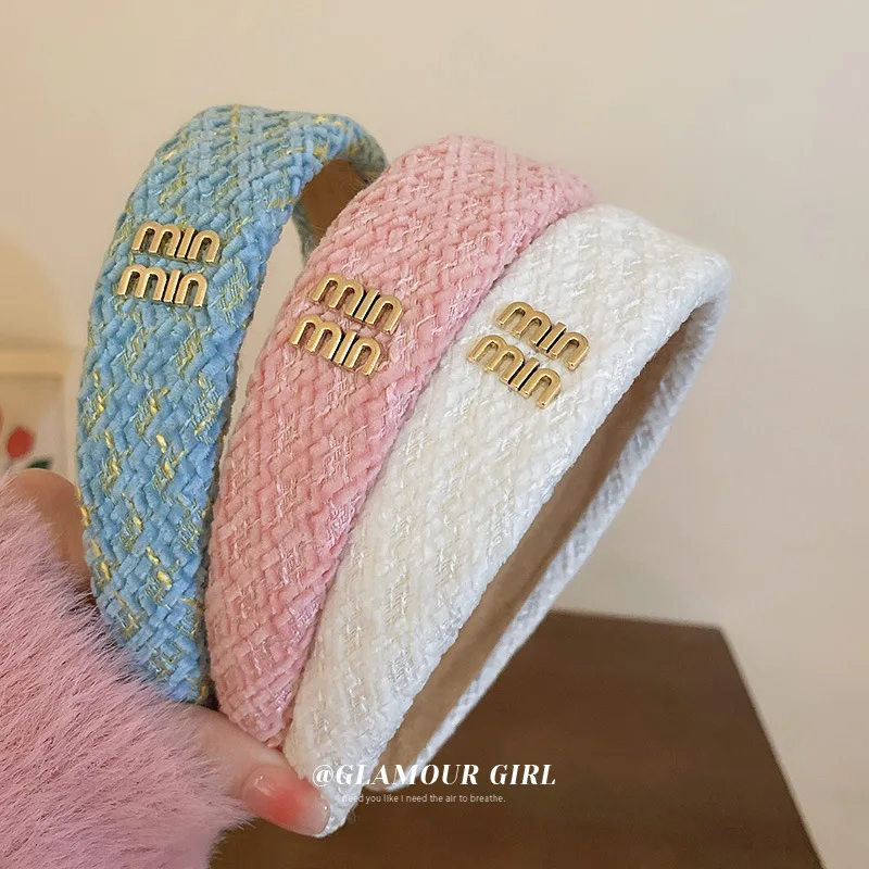 Retro Autumn and Winter Wide Side Letters Pressed Hair Headband Girls Wash Face Makeup Headband Elegant Hair Accessories
Retro Autumn and Winter Wide Side Letters Pressed Hair Headband Girls Wash Face Makeup Headband Elegant Hair Accessories