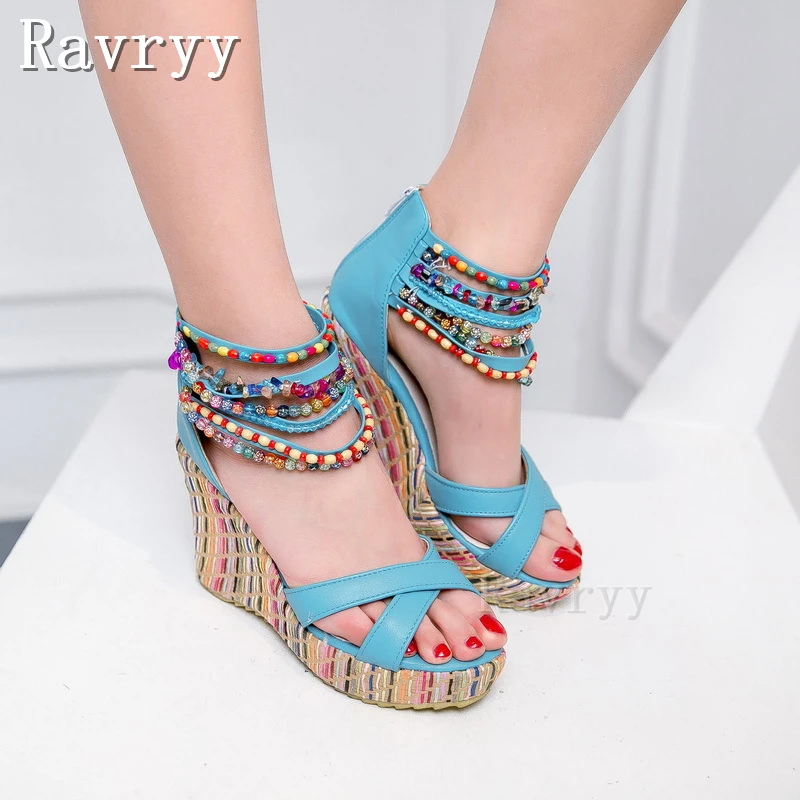 Богемные босоножки на танкетке в этническом стиле, женская обувь ручной работы с бусинами и открытым носком на высоком толстом каблуке 
Богемные босоножки на танкетке в этническом стиле, женская обувь ручной работы с бусинами и открытым носком на высоком толстом каблуке