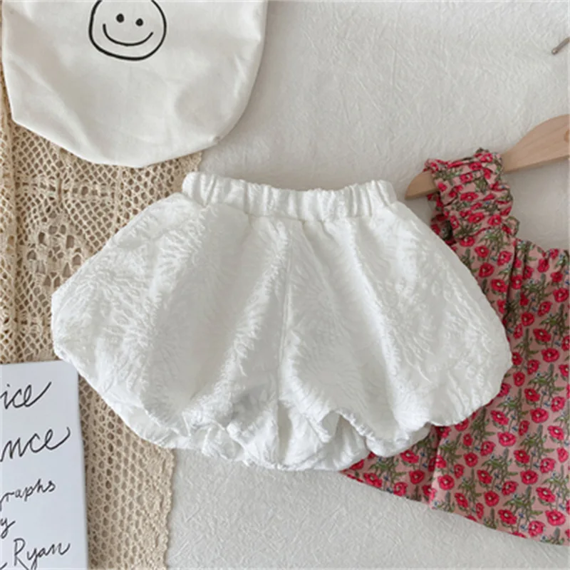 Новинка 2022, короткие белые цветочные шорты для девочек, летние брюки для малышей, уникальный дизайн, высококачественная одежда
Новинка 2022, короткие белые цветочные шорты для девочек, летние брюки для малышей, уникальный дизайн, высококачественная одежда