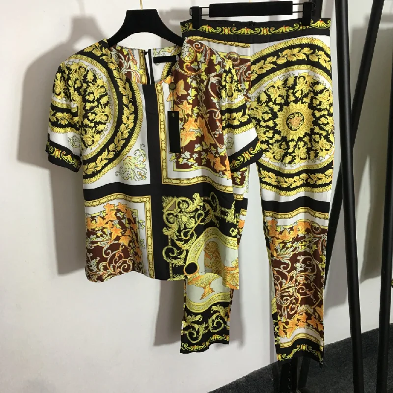 temperament women's suit fashion retro flower color matching printed short sleeve T-shirt women's top + high quality slim pants
temperament women's suit fashion retro flower color matching printed short sleeve T-shirt women's top + high quality slim pants