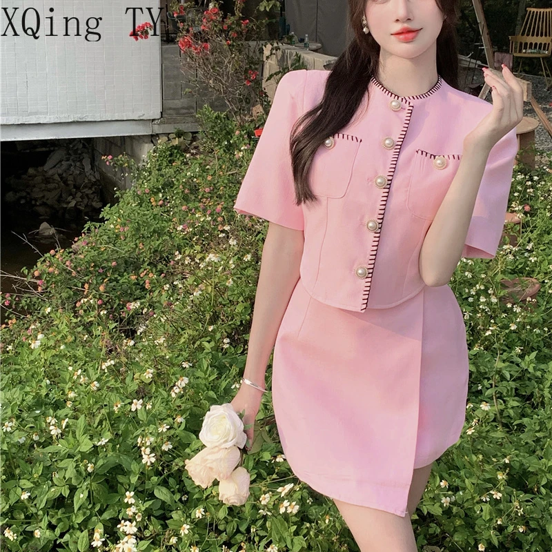 2022 New Temperament Ladies Small Fragrance Pearl Button Short Sleeve Top + High Waist Irregular Skirt Suit Women's Outfits
2022 New Temperament Ladies Small Fragrance Pearl Button Short Sleeve Top + High Waist Irregular Skirt Suit Women's Outfits
