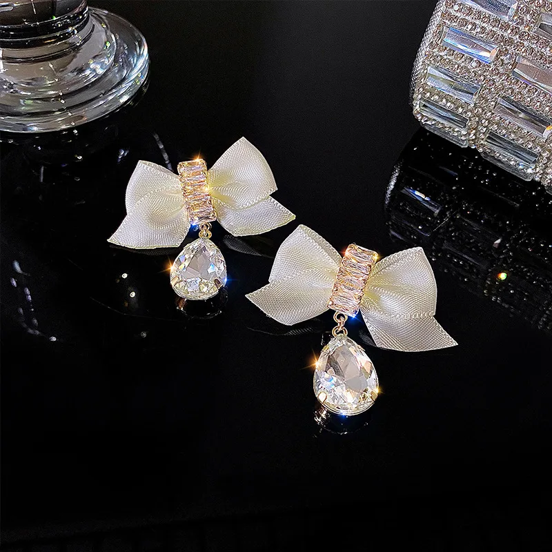 Korean Fashion Cloth Bow Stud Earrings Ladies Exquisite Water Drop Pendant Earrings Trendy Fashion Elegant Jewelry
Korean Fashion Cloth Bow Stud Earrings Ladies Exquisite Water Drop Pendant Earrings Trendy Fashion Elegant Jewelry