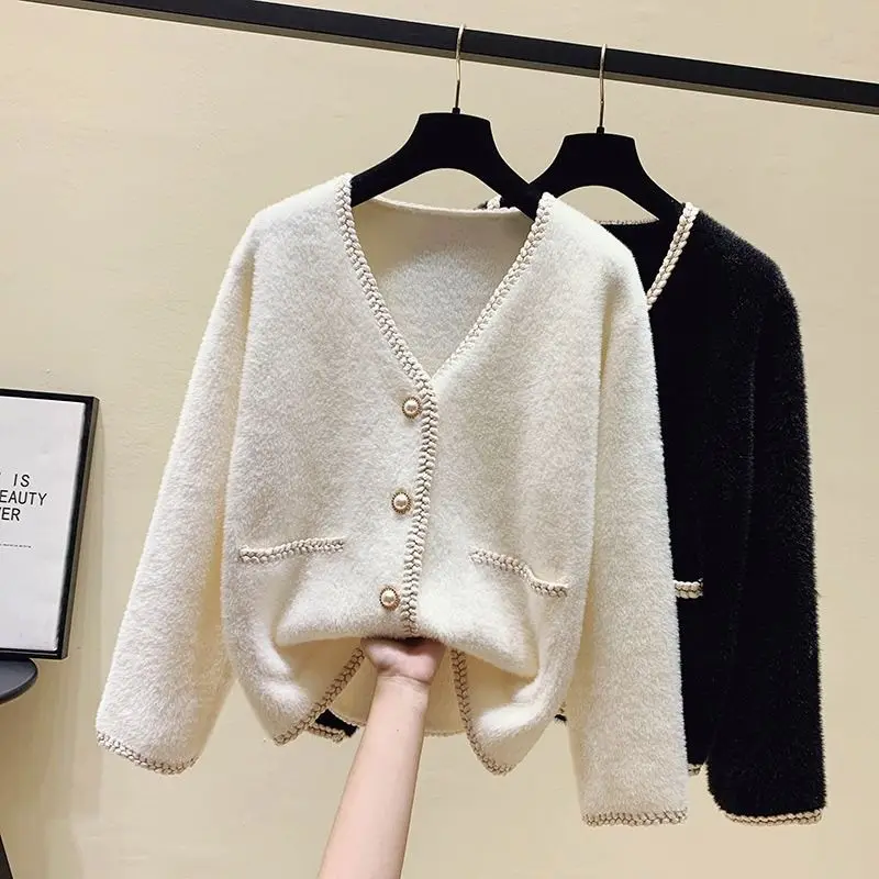 Autumn And Winter 2022 New Off White Sweater Cardigan Knitted Button V-neck Sweater Women 
Autumn And Winter 2022 New Off White Sweater Cardigan Knitted Button V-neck Sweater Women