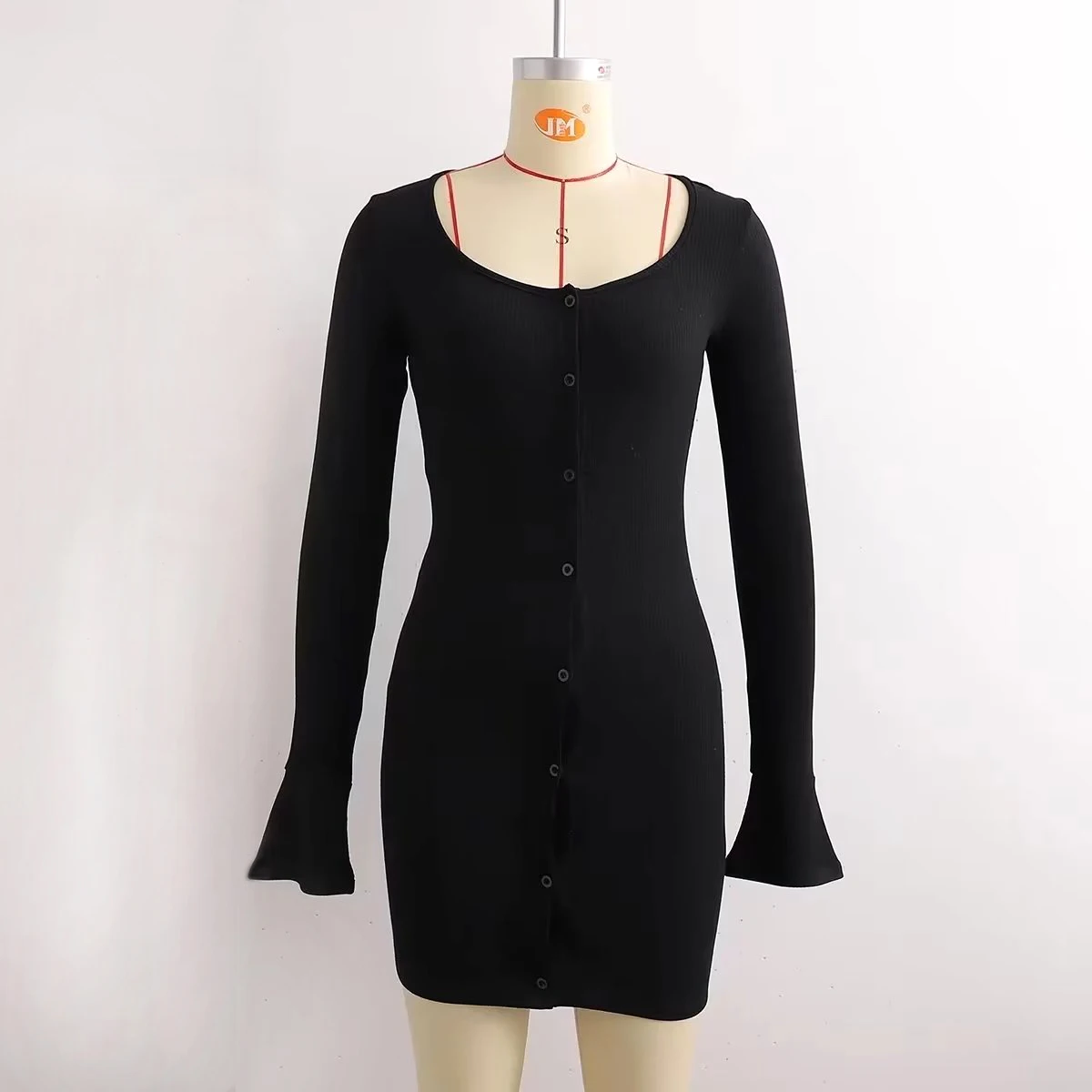 Женское мини-платье на пуговицах, повседневное универсальное облегающее платье в европейском и американском стиле с расклешенными рукавами, весна-лето 2023
Женское мини-платье на пуговицах, повседневное универсальное облегающее платье в европейском и американском стиле с расклешенными рукавами, весна-лето 2023