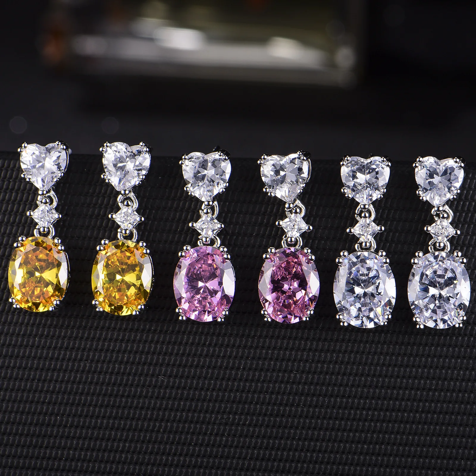 New Exquisite Light Luxury Flash Diamond Pink Yellow White Zircon Earrings Women Fashion Color Treasure Stud Earrings
New Exquisite Light Luxury Flash Diamond Pink Yellow White Zircon Earrings Women Fashion Color Treasure Stud Earrings