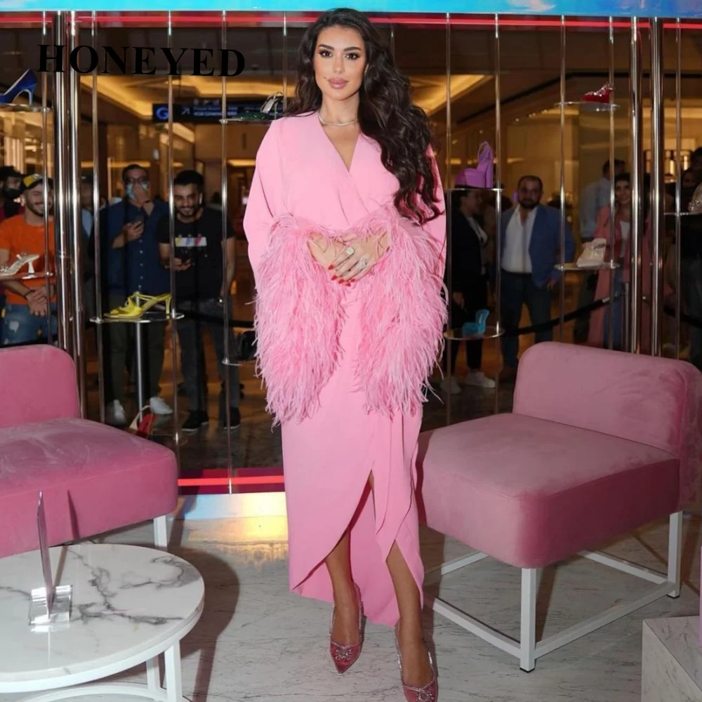 Арабское эластичное розовое платье HoneyedCaftan с длинным рукавом для выпускного вечера а с V-образным вырезом длиной до щиколотки с перьями Вечерние платья для Саудовской Аравии
Арабское эластичное розовое платье HoneyedCaftan с длинным рукавом для выпускного вечера а с V-образным вырезом длиной до щиколотки с перьями Вечерние платья для Саудовской Аравии