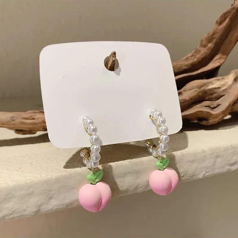 Minar Cute Lovely Pink Color Resin Peach Pendant Earring for Women Simulated Pearl Fruit Long Hoop Earrings Holiday Jewelry
Minar Cute Lovely Pink Color Resin Peach Pendant Earring for Women Simulated Pearl Fruit Long Hoop Earrings Holiday Jewelry