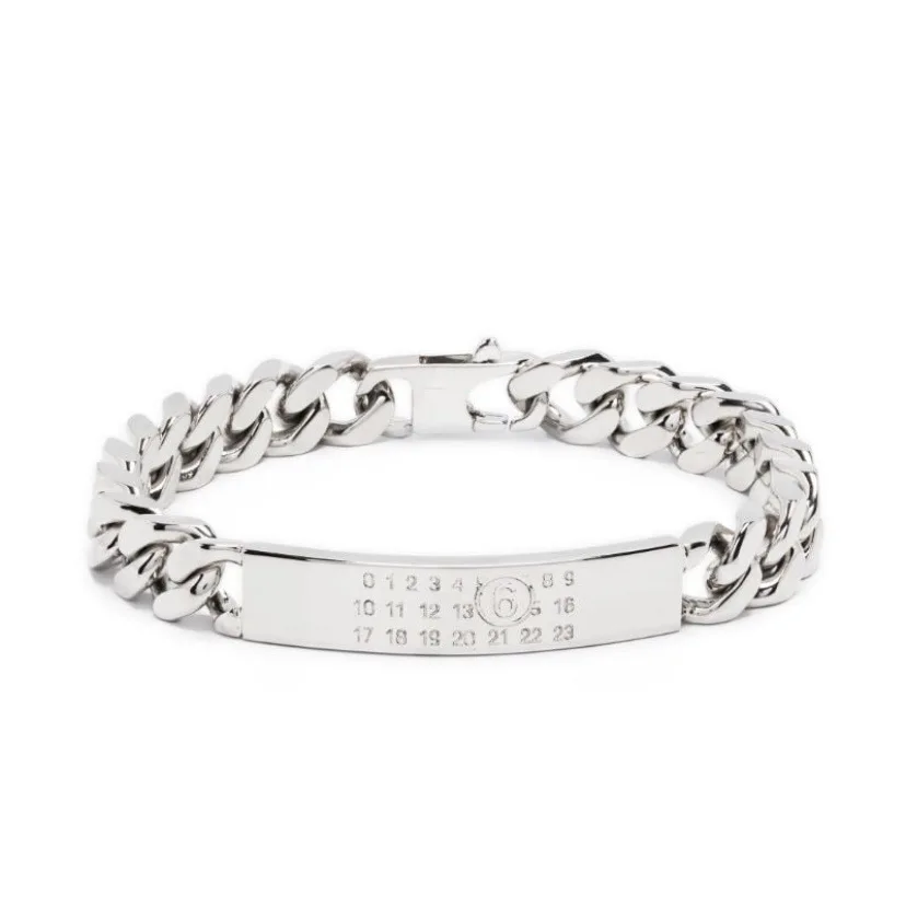 Браслет из серебра 925 пробы с выгравированной надписью 
Браслет из серебра 925 пробы с выгравированной надписью