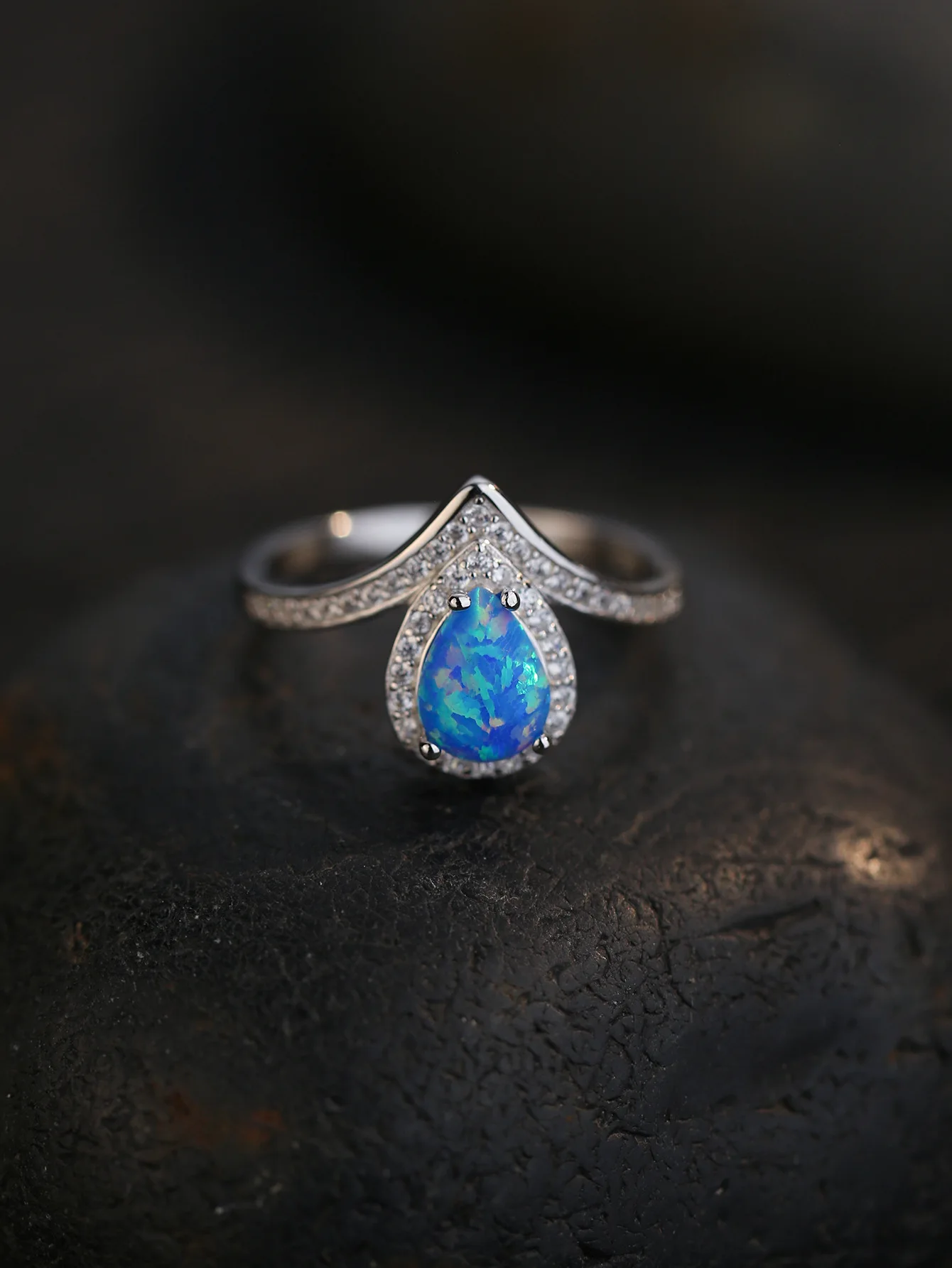 2023 Fashion New European and American S925 Sterling Silver Natural Australian Gem Ring Exquisite Versatile Ring for Women 
2023 Fashion New European and American S925 Sterling Silver Natural Australian Gem Ring Exquisite Versatile Ring for Women