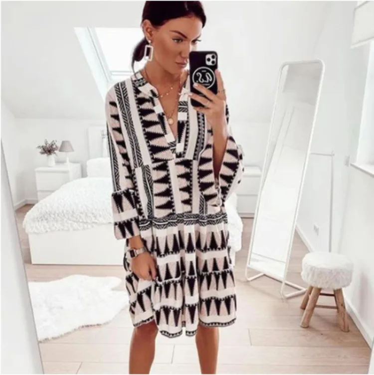 Europe and The United States In Spring and Summer New Ladies Dress Hot Geometric Printing V-neck Casual Dress Spot
Europe and The United States In Spring and Summer New Ladies Dress Hot Geometric Printing V-neck Casual Dress Spot