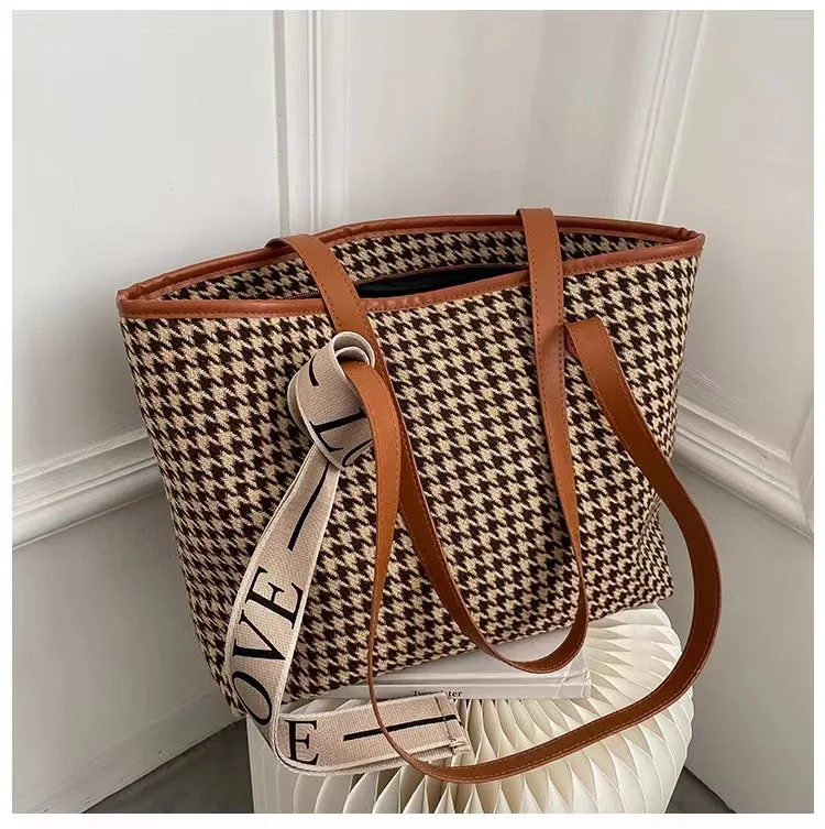 Summer Fashion Retro Shoulder Bag Women's Large Capacity 2023 New Hand Bag Underarm Bag Leisure Tote Bag
Summer Fashion Retro Shoulder Bag Women's Large Capacity 2023 New Hand Bag Underarm Bag Leisure Tote Bag