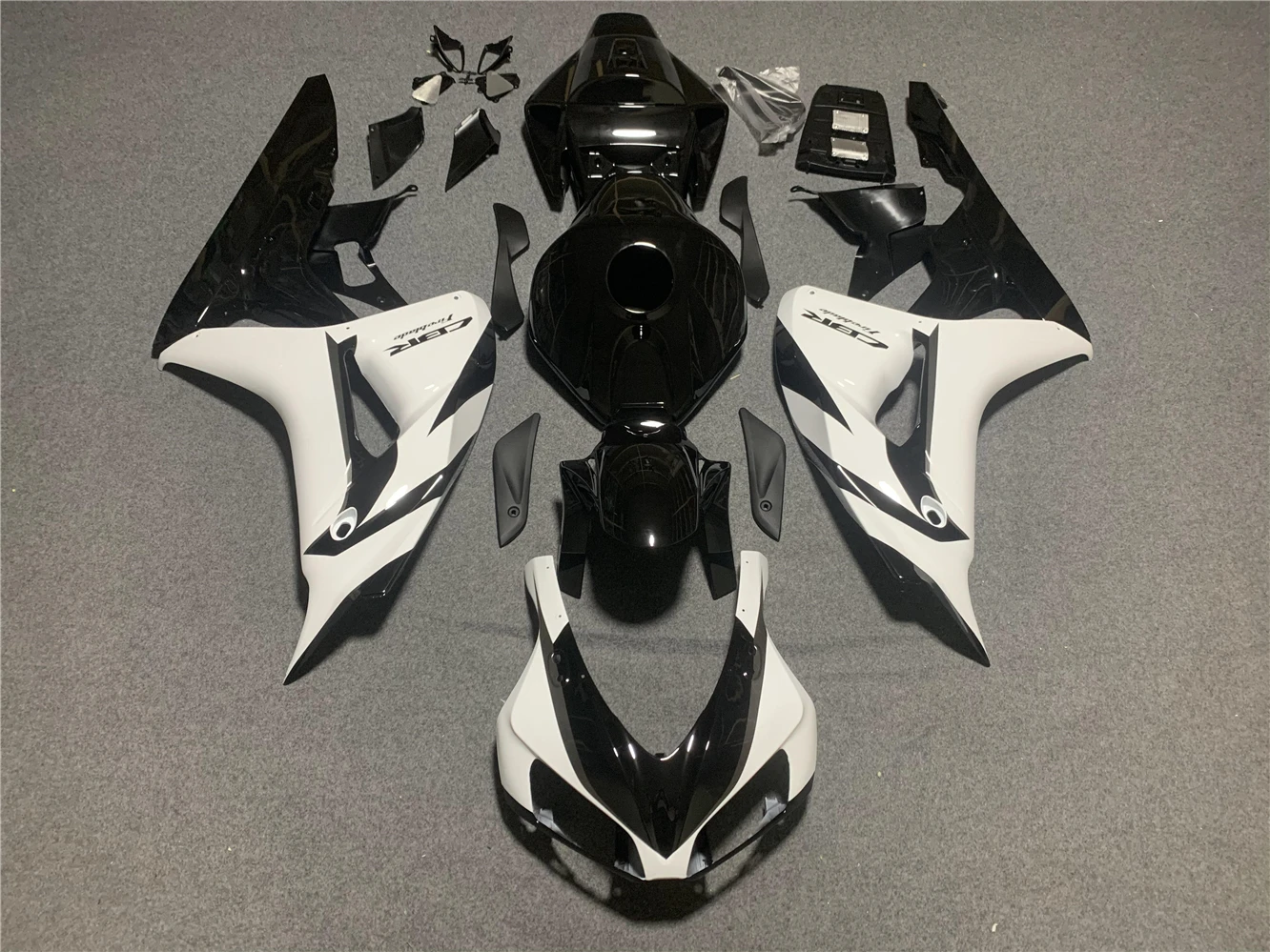 Motorcycle Fairing Kit Suitable for CBR1000RR 06-07 CBR1000 2006 2007 Fairing Black and White
Motorcycle Fairing Kit Suitable for CBR1000RR 06-07 CBR1000 2006 2007 Fairing Black and White